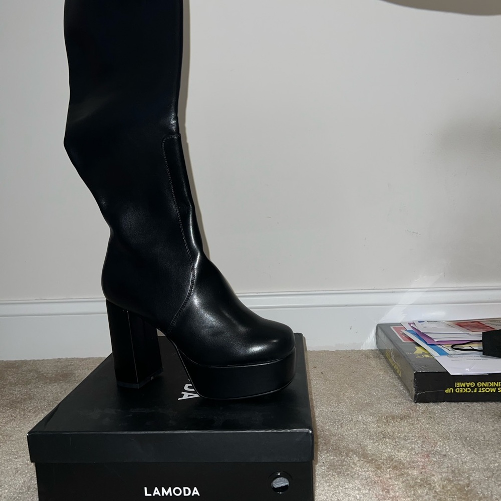 Sleek Black Heeled Boots for Timeless Elegance